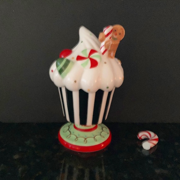 MascKenzie-Childs Candy Cottage Cupcake Box/Gingerbread Man & Candy Cane/NEW!!!
